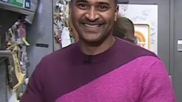 Le pull rose tricoté de JJ Johnson dans l'émission Today Show 2026