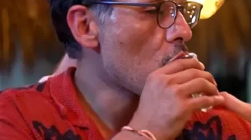 Chemise rouge à fleurs en crochet Rodrigo Reyes de la saison 11 de Southern Charm, vue dans Southern Charm.