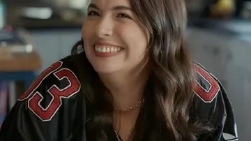 Maillot d'Isabella Gomez S03 rétrécissant, comme on le voit dans le film « Shrinking ».