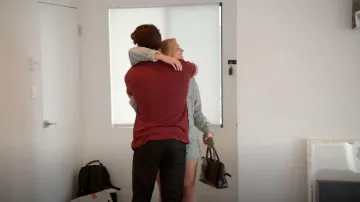 Sac Manu Atelier Le Cambon 25 en cuir de veau souple porté par Audrey Lingle dans l'épisode 12 de Vanderpump Rules (S12E12).