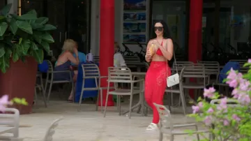 Sandalia con plantilla Arizona Essentials de Birkenstock para mujer, usada por Sophie Sierra en "90 días: La vida de soltera" (temporada 5, episodio 2)