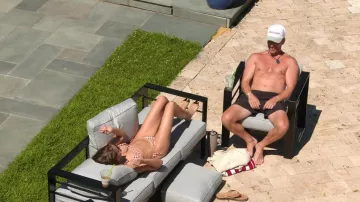 Amanda Batula Swim Megan Bottom en Red Geo usado por Amanda Batula como se ve en Summer House (T10E04)