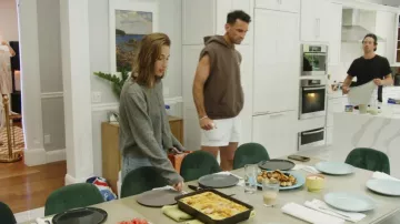 Gilet ample H&amp;M porté par Amanda Batula dans l'épisode Summer House (S10E04)