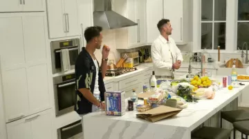 Chemise en jean Jacquemus portée par Carl Radke dans l'épisode Summer House (S10E04)