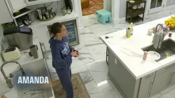 Le pantalon Kimmy de Boys Lie Blue Stitch Me Up porté par Amanda Batula dans l'épisode Summer House (S10E04)