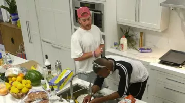 Casquette trucker rose Aura de Boys Lie portée par West Wilson dans l'épisode Summer House (S10E04)