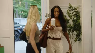 Top ballon brodé Zara porté par Ciara Miller dans l'épisode Summer House (S10E04)