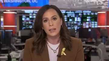 Compre el collar de cuarzo melocotón inclusivo de género Spicy Dan Bevo que lució Hallie Jackson en Today, el 25 de febrero de 2026.