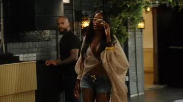 Bracelet jonc géométrique irrégulier en résine acrylique multicolore à strass, porté par Ciara Miller dans l'épisode Summer House (S10E04).