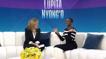 Robe midi en maille bicolore Patrizia Pepe portée par Lupita Nyong'o dans l'émission Today le 25 février 2026.
