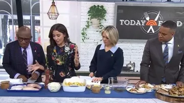 Robe Alice + Olivia Delora à dégradé Magic Garden portée par Suzy Karadsheh, vue dans l'émission Today le 25 février 2026.