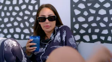 Lunettes de soleil rectangulaires noires et gris foncé Dior pour femmes, portées par Sophie Kasaei dans l'épisode Geordie Shore (S26E07).