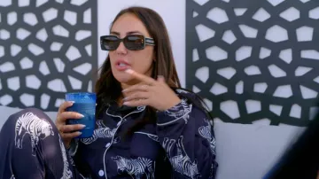 Ensemble pyjama en satin zébré Sheshow pour femme, porté par Sophie Kasaei dans l'épisode Geordie Shore (S26E07).