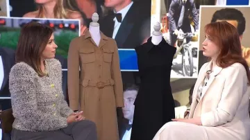 Gilet court en tweed à cils L'Agence Una porté par Chloe Melas, comme on peut le voir dans l'émission Today le 26 février 2026.