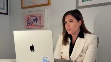 Blazer croisé texturé Zara porté par Chloe Melas, vu dans l'émission Today le 26 février 2026.