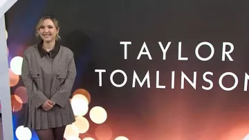 Veste Lounge à motif pied-de-poule portée par Taylor Tomilinson, vue dans l'émission Today with Jenna &amp; Sheinelle le 26 février 2026.