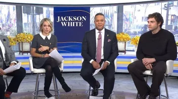 Robe plissée mini Sandro ornée de strass, portée par Dylan Dreyer dans l'émission Today le 26 février 2026.