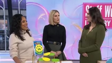 Robe pull midi côtelée Julia Jordan portée par Janelle Lam dans l'émission Today with Jenna &amp; Sheinelle le 26 février 2026.