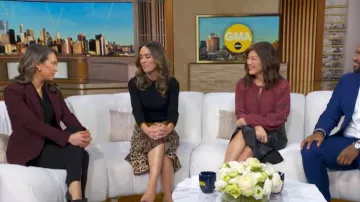 Robe pull Eliza J Jacquard léopard à col montant et manches 3/4, portée par Rhiannon Ally dans l'émission Good Morning America le 25 février 2026.