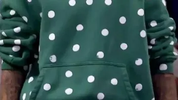 Le sweat à capuche porté par Justin Bieber lors du match des Lakers de Los Angeles semblait très heureux et enjoué en compagnie de ses amis.