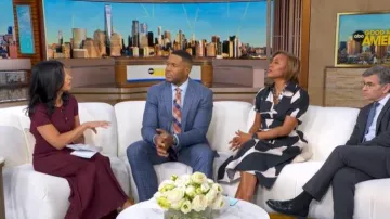 Robe longue en maille Sandro portée par Tara Narula, vue dans l'émission Good Morning America le 25 février 2026.