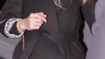 Manteau cache-cœur à col en peau lainée porté par Taylor Swift lors de sa soirée de célébration de la sortie de son album « The Life Of A Showgirl » au restaurant The Eighty Six à New York.