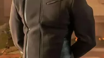 La veste grise portée par Caleb Mirandilla dans Star Trek Starfleet 1x06 DÉVOILÉE : L'histoire d'amour entre Tarima et Caleb est captivante !