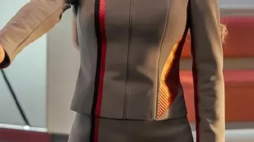 Veste grise portée par Genesis Lynea dans QUI est le père de Genesis dans Starfleet Academy ?