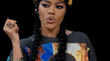 T-shirt Hot Ones de Teyana Taylor : Teyana Taylor affronte une série de sauces piquantes tout en dégustant des ailes de poulet épicées | Hot Ones