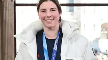 Cérémonie de clôture d'Hilary Knight, porte-drapeau de l'équipe américaine. Veste d'Hilary Knight aux Jeux olympiques d'hiver de 2026. Un final inoubliable : défilé épique et feu d'artifice.