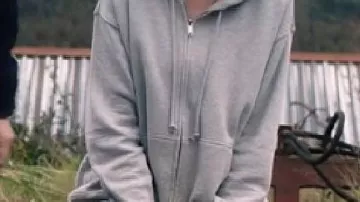 Sweat à capuche gris porté par Jackie Ellis (Kelly Reilly) dans Under Salt Marsh