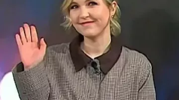 Aujourd'hui, Taylor Tomilinson porte une veste à carreaux marron à col, comme on le voit aujourd'hui.