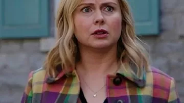 Veste multicolore de Rose McIver portée par Samantha Arondekar (Rose McIver) dans le film Ghosts (version américaine).