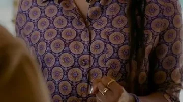 Chemisier imprimé porté par Gaby (Jessica Williams) dans Shrinking