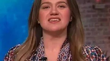 Le Kelly Clarkson Show : Kelly Clarkson porte un chemisier à imprimé géométrique et col noué dans son émission.