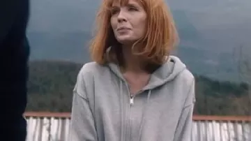 Sweat à capuche gris Kelly Reilly porté par Jackie Ellis (Kelly Reilly) dans l'épisode « Under Salt Marsh » (S01E06) en 2026.