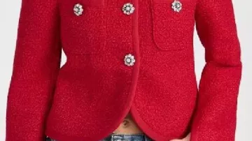 Veste en tweed rouge portée par Ainsley Earhardt dans Fox and Friends (27/02/2026) - Diffusion en direct HD | FOX NEWS LIVE - 27 février 2026