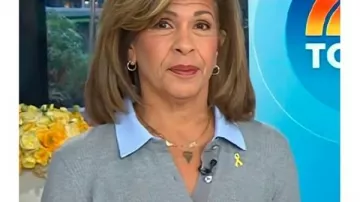 Hoda Kotb, mannequin du Today Show, porte un cardigan gris.