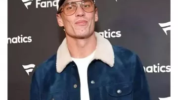 Veste en daim Tom Brady portée par Tom Brady lors de la soirée Fanatics Super Bowl 2026. Tom Brady, Alix Earle et d'autres célébrités ont été aperçus à cette soirée prestigieuse.