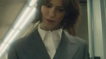 Le blazer gris ceinturé de Rebecca Hall, porté par Jordan Bennett (Rebecca Hall) dans l'épisode 11 de la saison 1 de The Beauty (2026).