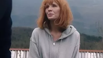 Sweat à capuche gris Kelly Reilly porté par Jackie Ellis (Kelly Reilly) dans l'épisode « Under Salt Marsh » (S01E06) en 2026.