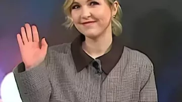 Aujourd'hui, Taylor Tomlinson porte une veste à carreaux, comme on le voit aujourd'hui.