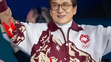Jackie Chan Figure Skating Winter Olympics 2026 Milano Cortina Jacket in JO 2026 - KUNG FU PANDA ET JACKIE CHAN ! Le SHOW TRÈS FUN du champion olympique Mikhail Shaidorov