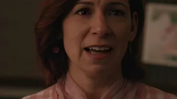 Gilet court à carreaux vichy porté par Elsbeth Tascioni (Carrie Preston) dans la saison 3 d'Elsbeth (Elsbeth S03).