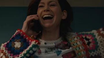 T-shirt « What's In My Bag » porté par Elsbeth Tascioni (Carrie Preston) dans la saison 3 d'Elsbeth.