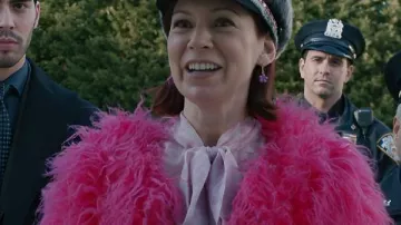 Veste à plumes roses portée par Elsbeth Tascioni (Carrie Preston) dans la saison 3 d'Elsbeth (Elsbeth S03).