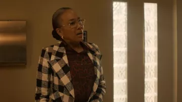 Blazer découpé Smythe porté par Amanda Wagner (Sonja Sohn) tel que vu dans Will Trent (S04E08)