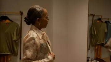 Chemisier Zimmermann Rebellion porté par Amanda Wagner (Sonja Sohn) tel que vu dans Will Trent (S04E08)