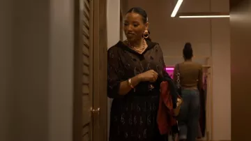 Vestido de cintura acanalada de Tory Burch llevado por Lisa Gay Hamilton, tal como se ve en Will Trent (S04E08)