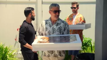 Chemise de resort en lin à coupe régulière portée par Reza Farahan telle que vue dans The Valley : Persian Style (S01E07)